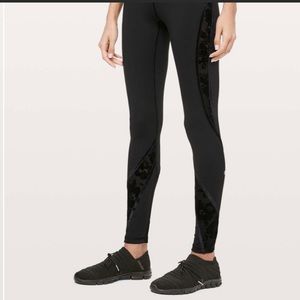 NWOT!! Lululemon Wunder Under Flocked with Lace and Velvet Trim. Size 6.